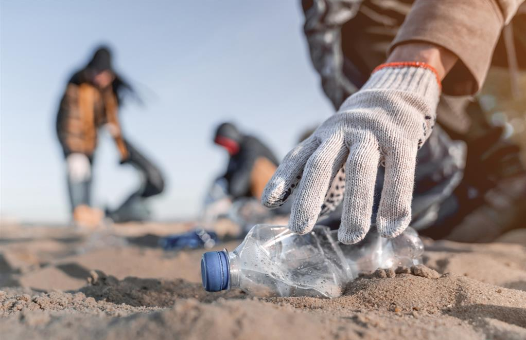 海洋保護協會：塑膠食品包裝首次超越煙蒂，成為最常見的海灘垃圾！