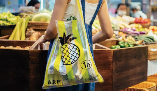 環保購物袋
100%使用廢棄塑膠袋製作，重複利用有效減少一次性塑膠