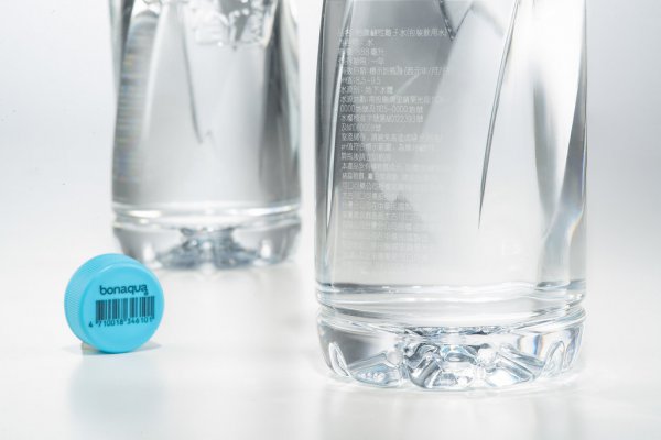 首款單瓶販售的無標籤產品 將產品資訊鐳射在瓶身上