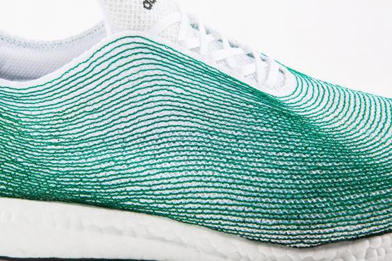 Adidas把塑膠垃圾變成寶貝！用「海洋塑膠」製成新系列運動衣鞋